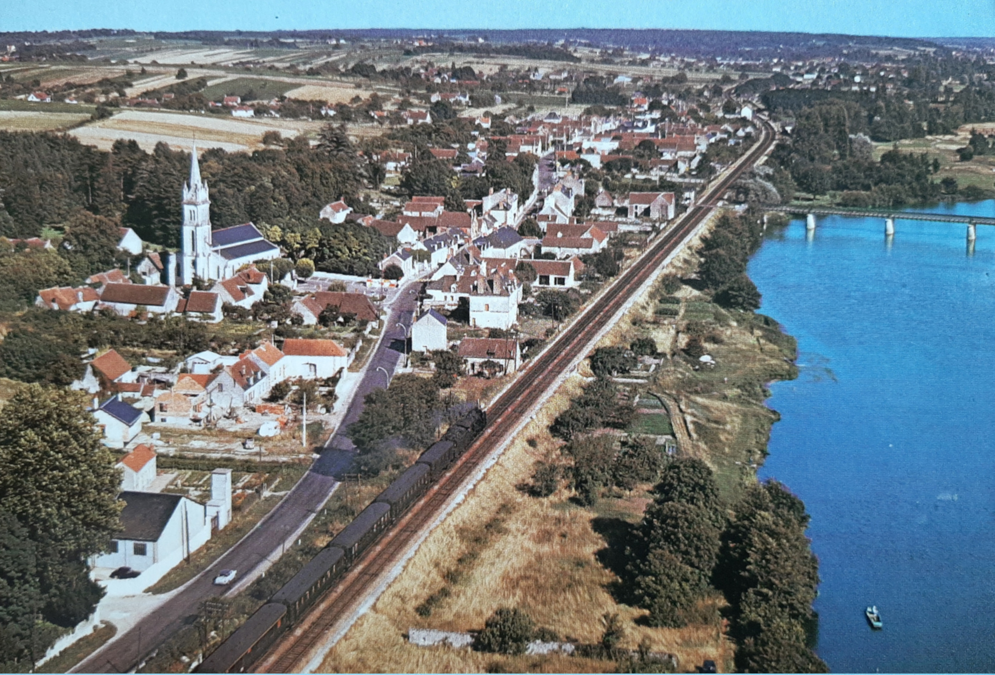 Carte postale Thésée la Romaine René Pinard à la pêche dans sa barque